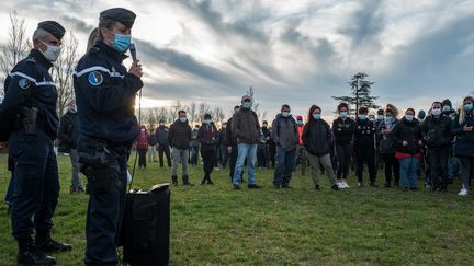 La commandante de la compagnie des gendarmes d'Albi, Sophie Lambert, donne des indications aux volontaires&nbsp;avant de lancer des recherches dans les bois de Milhars (Tarn), le 23 décembre 2020. (FRED SCHEIBER / AFP)