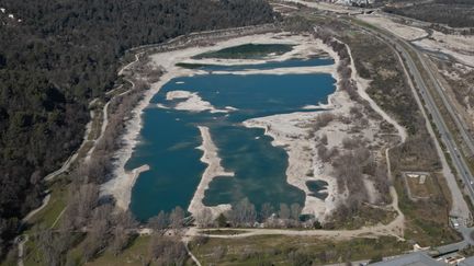 Le lac du Broc et le fleuve Var, dans les Alpes-Maritimes, photographiés par drone, étaient presque à sec le 17 février 2023. Cette plaine se trouve au-dessus de la plus grande nappe phréatique du département. "L'eau, elle se trouve à 18 mètres en dessous du sol", explique l'hydrogéologue Anne-Laure Thaon à France 3. On est deux, trois mètres plus bas, selon le secteur", qu'en 2022. (SEBASTIEN BOTELLA / MAXPPP)