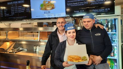 Harry Niazi (à gauche), le patron du restaurant Olley's à Londres et une partie de son équipe, le 4 avril 2022. (RICHARD PLACE / RADIO FRANCE)