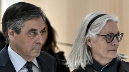 François et Pénélope Fillon lors de leur procès pour emploi fictif, le 27 février 2020, à Paris. (STEPHANE DE SAKUTIN / AFP)