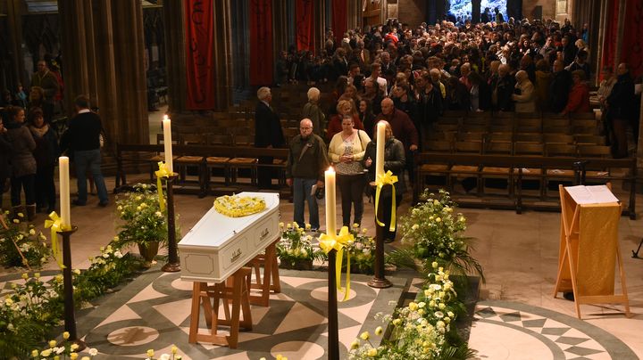 Des anonymes rendent hommage &agrave; Stephen Sutton, mort d'un cancer, lors de la veill&eacute;e &agrave; sa m&eacute;moire &agrave; la cath&eacute;drale de Lichfield (Royaume-Uni), jeudi 29 mai. (JOE GIDDENS / POOL / AFP)