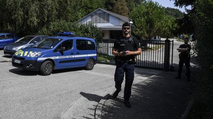 Des gendarmes à&nbsp;Pont-de-Beauvoisin (Isère), le 29 août 2017.&nbsp; (PHILIPPE DESMAZES / AFP)