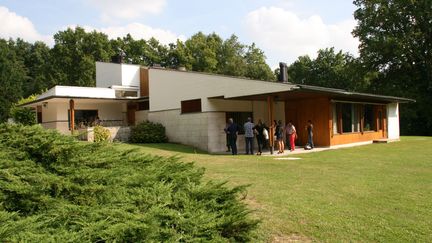 La villa est située sur une colline, à Bazoches-sur-Guyonne (40 km de Paris). On accède à la maison par le bas du terrain, d'où l'on découvre la façade d'entrée tournée vers le nord-ouest. De ce côté-ci, la pente du toit suit le mouvement du paysage. Une visite passionnante que nous vous recommandons pour les journées du patrimoine du 20 et 21 septembre.
 (Sophie Jouve/Culturebox)