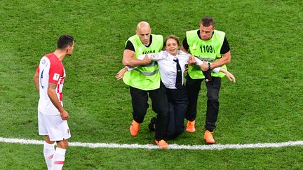 Une membre du groupe Pussy Riot est arrêtée après avoir interrompu la finale de la Coupe du monde entre la France et la Croatie, dimanche 15 juillet 2018 à Moscou.&nbsp; (MLADEN ANTONOV / AFP)