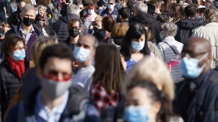 Sur les Champs-Elysées, à Paris, le 28 mars 2021. (LUDOVIC MARIN / AFP)