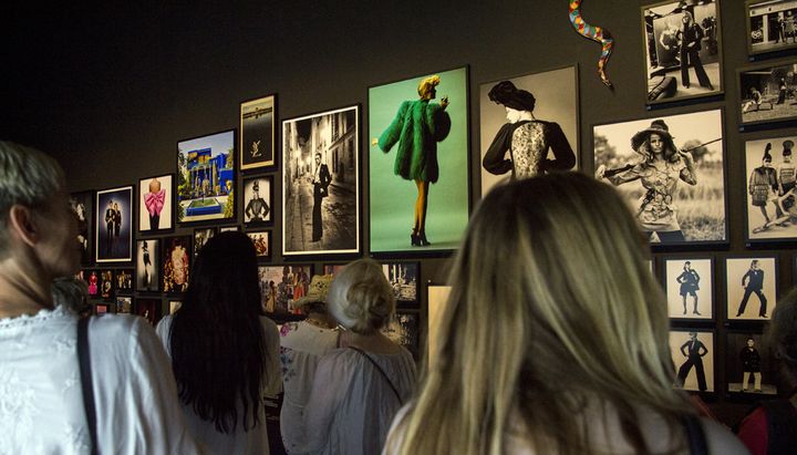 Touristes à la découverte du musée Yves Saint Laurent, le jour de son ouverture au public, le 19 octobre 2017
 (Fadel Senna / AFP)