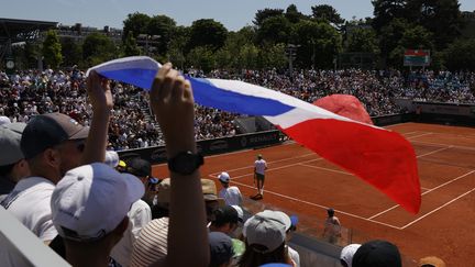 Un drapeau tricolore dans les tribunes de Roland-Garros, le 31 mai 2023. (AFP)