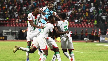 La joie des joueurs burkinabés, qualifiés pour les quarts de finale de la CAN 2022. (CHARLY TRIBALLEAU / AFP)