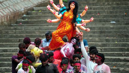 Des Hindous transportent une statue de la d&eacute;esse Durga avant de la plonger dans la rivi&egrave;re Yamuna &agrave; Allahabad (Inde), le 14 octobre 2013. (SANJAY KANOJIA / AFP)