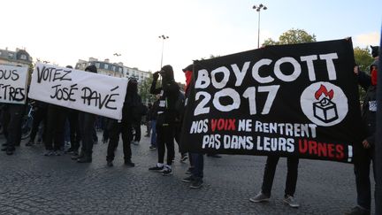 Manifestation place de la Bastille, à Paris, au soir du premier tour de l'élection présidentielle, le 22 avril 2017.&nbsp; (ANTHONY DEPERRAZ / CITIZENSIDE / AFP)