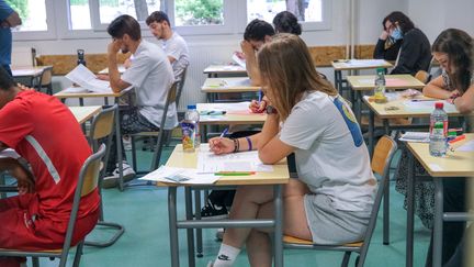 Des élèves pendant l'épreuve de philosophie du bac dans un lycée de Valence (Drôme), le 15 juin 2022. (NICOLAS GUYONNET / HANS LUCAS / AFP)