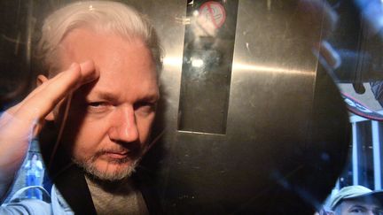 Le cofondateur de WikiLeaks Julian Assange lors de son transfert depuis un tribunal londonien, le 1er mai 2019. (DANIEL LEAL-OLIVAS / AFP)