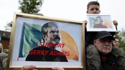 Belfast, en Irlande du Nord, le 3 mai 2014: des partisans de Gerry Adams, le chef de file du Sinn Fein, appellent à sa libération.  (AFP PHOTO / PETER MUHLY)