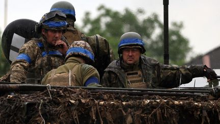 Des soldats ukrainiens à bord d'un véhicule dans la région de  Zaporijjia (Ukraine), le 11 juin 2023. (ANATOLII STEPANOV / AFP)