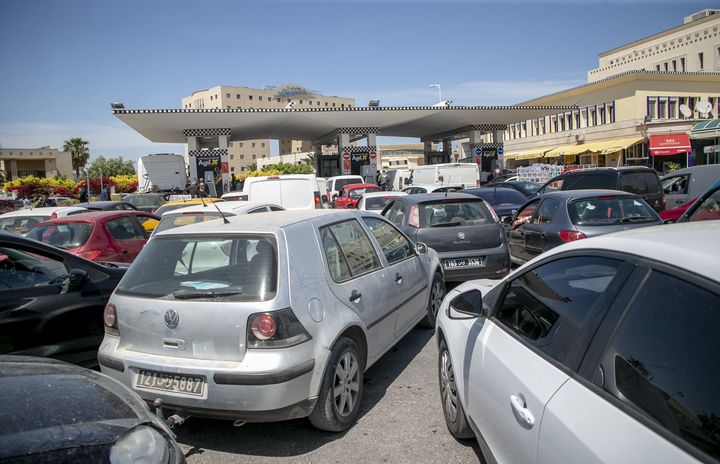 Des voitures font la queue dans une station service à Tunis (photo prise le 2 mai 2019). La dernière&nbsp;hausse des prix de l'essence remonte au 31 mars. La mesure est&nbsp;prise en raison&nbsp;"au vu de l’augmentation continue des prix du pétrole et ses dérivés sur le marché mondial", a expliqué le gouvernement. (AFP - YASSINE GAIDI / ANADOLU AGENCY)