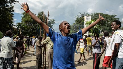 Un homme c&eacute;l&egrave;bre les d&eacute;clarations du g&eacute;n&eacute;ral putschiste, &agrave; Bujumbura, au Burundi, le 13 mai 2015. (JENNIFER HUXTA / AFP)