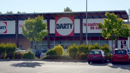 Des v&eacute;hicules sont stationn&eacute;s devant un magasin Darty de Bourgoin-Jallieu (Is&egrave;re), le 21 juillet 2015. (ALLILIMOURAD / SIPA)