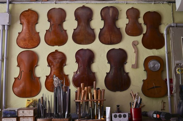 Dans l'atelier du plus vieux luthier de Crémone, petite ville du nord de l'Italie qui compte plus de 300 artisants dans ce domaine. (MIGUEL MEDINA / AFP)