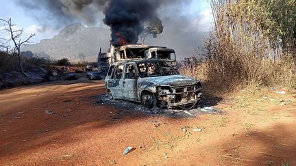 Une voiture incendiée dans l'état de Kayah (Birmanie), le 25 décembre 2021. (HANDOUT / KARENNI NATIONALITIES DEFENSE FO)