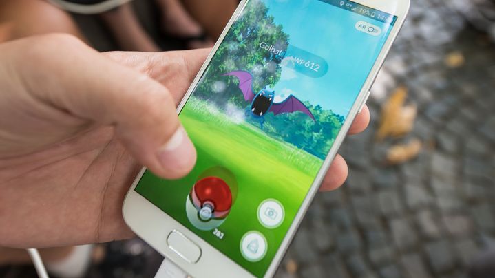 Un utilisateur de Pokémon Go à Fribourg, en 2016. (PATRICK SEEGER / DPA)