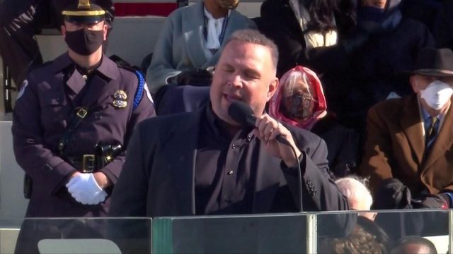 VIDEO. Investiture de Joe Biden : regardez la prestation du chanteur de country Garth Brooks interprétant "Amazing grace"