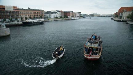 A droite, le "Alhadj Djumaa"&nbsp;dans le port d'Amsterdam (Pays-Bas). Photo postée sur la page Facebook de Lampedusa Cruises. (FACEBOOK.COM)