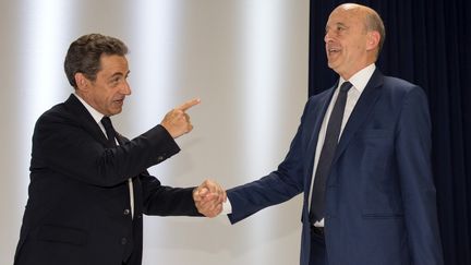 Nicolas Sarkozy (G.) et Alain Jupp&eacute; (D.), lors du congr&egrave;s fondateur des R&eacute;publicains, &agrave; Paris, le 30 mai 2015.&nbsp; (PHILIPPE WOJAZER / REUTERS)