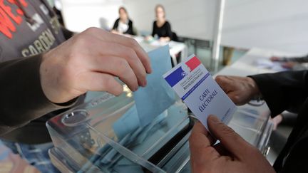 Dans un bureau de vote de Lorient (Morbihan), le 23 mars 2014. (MAXPPP)