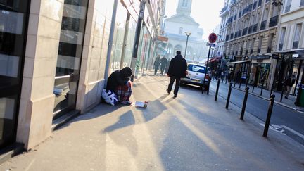 Un&nbsp;homme fait la manche à Paris, le 20 janvier 2016. (MAXPPP)