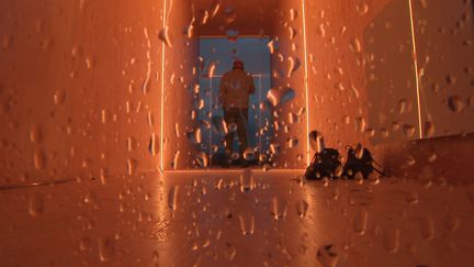 Les veilleurs de Capdenac, une performance artistique imaginée dans la petite ville du Lot par la chorégraphe Joanne Leigthon&nbsp; (France 3 Occitanie)