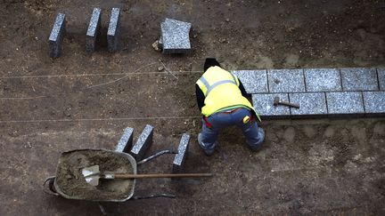 Un salari&eacute; sur un chantier &agrave; Paris, le 18 d&eacute;cembre 2012. (JOEL SAGET / AFP)