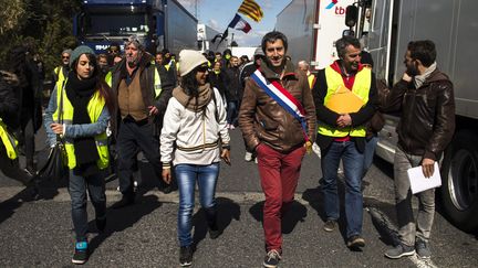 François Ruffin, lors d'une rencontre avec des "gilets jaunes" à Perpignan. (NICOLAS PARENT / MAXPPP)