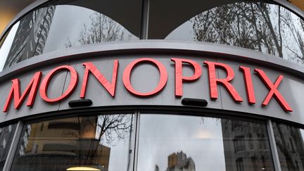 Lez logo Monoprix sur un magasin parisien. Photo d'illustration. (BERTRAND GUAY / AFP)