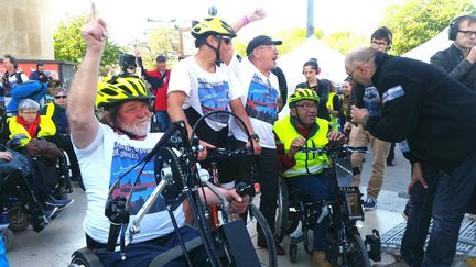 Quatre personnes handicapées moteur ont relié Nantes à Paris en 18 jours. (BENJAMIN ILLY / RADIO FRANCE)