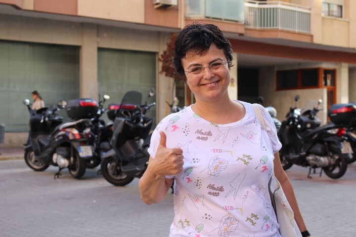 Rosa, une habitante pour l'indépendance de la Catalogne, dans rues de&nbsp;L'Hospitalet de Llobregat&nbsp;(Espagne), mercredi 27 septembre. (ROBIN PRUDENT / FRANCEINFO)