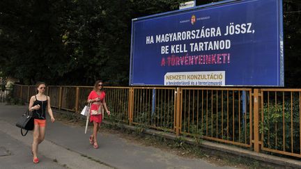 Une affiche indique aux migrants "Si vous venez en Hongrie, vous devez respecter nos lois !", le 15 juin 2015, &agrave; Budapest.&nbsp; (BELA SZANDELSZKY/ AP/ SIPA )