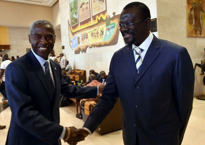 Maître Bénéwendé Stanislas Sankara (à droite) serrant la main de l'ambassadeur américain à Ouagadougou, le 5 novembre 2014. Président de l'Union pour la Renaissance, Parti Sankariste, il fut pendant longtemps le seul opposant au président Blaise Compaoré. (Photo AFP)