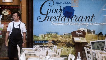 Un restaurant&nbsp;&agrave; Ath&egrave;nes (Gr&egrave;ce), le 8 juillet 2015. La TVA passe de 13% &agrave; 23% dans la restauration &agrave; partir du 20 juillet.&nbsp; (IAKOVOS HATZISTAVROU / AFP)