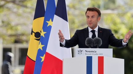 Emmanuel Macron lors d'un discours à Nouméa (Nouvelle-Calédonie), le 26 juillet 2023. (LUDOVIC MARIN / AFP)