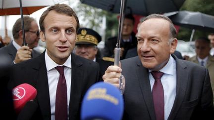 &nbsp; (Emmanuel Macron en visite à l'université d'été du Medef jeudi, avec Pierre Gattaz © REUTERS/Christian Hartmann)