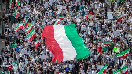 Une manifestation en soutien des Iraniennes à Los Angeles, le 1er octobre 2022. (APU GOMES / AFP)