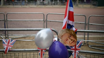 Un drapeau britannique et un masque de la reine Elizabeth II, dans les rues de Londres, le 1er juin 2022. (DANIEL LEAL / AFP)