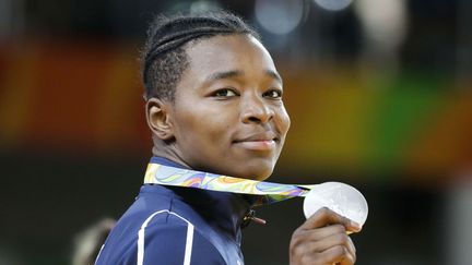 &nbsp; (Audrey Tcheuméo avec sa médaille d'argent © Markus Schreiber/AP/SIPA)