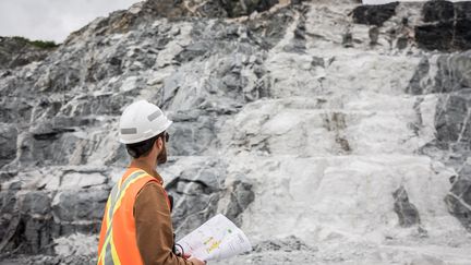 Un employé de Sayona Québec devant un gisement de lithium, dans le centre du Québec au Canada, le 20 juillet 2022. (MATHIEU DUPUIS / SAYONA)