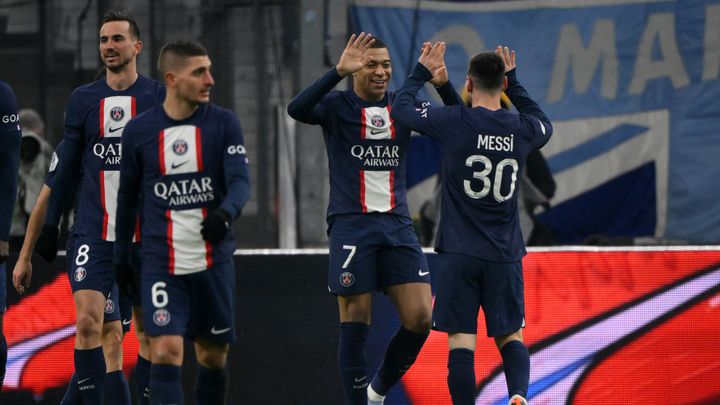 Kylian Mbappé félicité par Lionel Messi lors de la rencontre entre le PSG et l'Olympique de Marseille au Vélodrome, le 26 février 2023. (NICOLAS TUCAT / AFP)