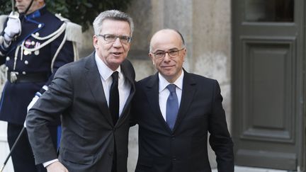 Les ministres de l'Intérieur allemand et français, Thomas de Maizière (à gauche) et Bernard Cazneuve (à droite), le 11 janvier 2015. (MATTHIEU ALEXANDRE / AFP)