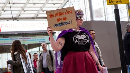 Une femme proteste contre le harcèlement Gare du Nord à Paris, le 16 avril 2015. (THOMAS HELARD / CROWDSPARK)