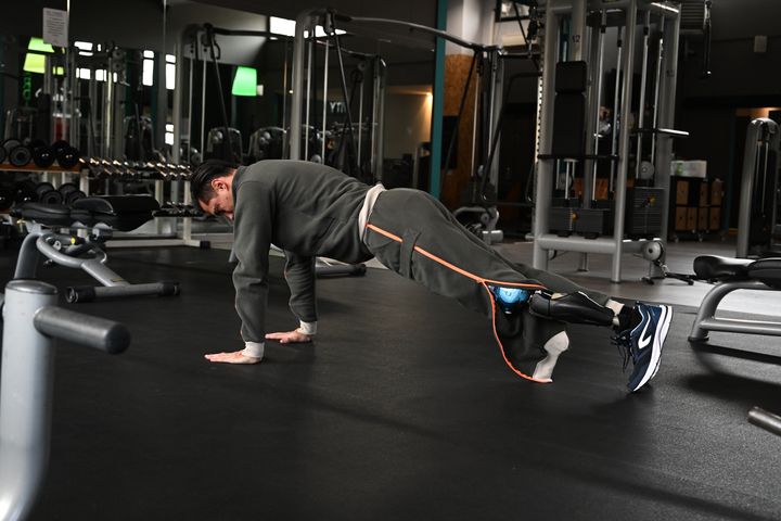 Collection adapted sports tracksuit pour homme de Décathlon, 2024 : pantalon de jogging avec ouverture zip totale pour aider à l'habillage conçu pour des personnes en situation de handicap ou avec une mobilité réduite. (DECATHLON)