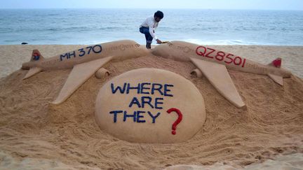 Un artiste indien a r&eacute;alis&eacute; une sculpture dans le sable pour le vol&nbsp;QZ8501 de la compagnie Air Asia, disparu le 28 d&eacute;cembre 2014. ( AFP )