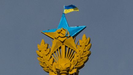 En ao&ucirc;t 2014, un groupe de manifestants avait grimp&eacute; en haut d'un immeuble de Moscou (Russie),&nbsp;pour peindre une partie d'une &eacute;toil&eacute; en bleu et &eacute;voquer le drapeau ukrainien.&nbsp; (ILIYA VARLAMOV / RIA NOVOSTI / AFP)